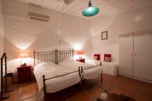 Giường trong phòng chung tại Herdade das Pintas