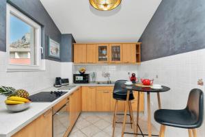 Kuchyň nebo kuchyňský kout v ubytování Kira Sea View apartment