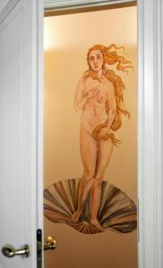 Relais Ponte Pietra في فيرونا: لوحة لامرأة على باب الحمام