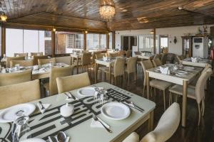 a dining room with tables and chairs in a restaurant at Hotel Ankatra in Ankara