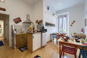 cocina y sala de estar con mesa y encimera en Gli Artisti Apartments Rome, en Roma 36 fotos más