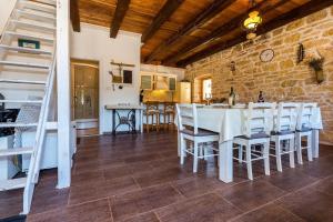 una cucina e una sala da pranzo con tavolo e sedie di Rural house Mudrinic "Ivini dvori" a Bogatić