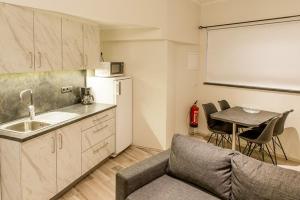 een keuken met een bank en een tafel in een kamer bij Lava Apartments & Rooms in Akureyri