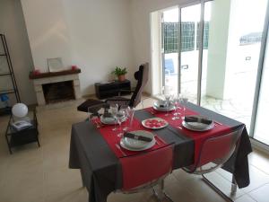 トッサ・デ・マールにあるDANLUX MOLI 12のリビングルーム(ワイングラス付きテーブル、赤い椅子付)