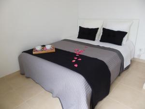 トッサ・デ・マールにあるDANLUX MOLI 12のベッドルーム1室(キャンドル2本付)