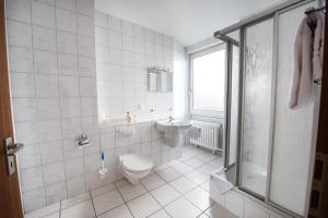 Koupelna v ubytování SOVA Hotel + 37 fotografií