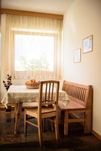 comedor con mesa, sillas y ventana en Residence Simone, en Ciardes