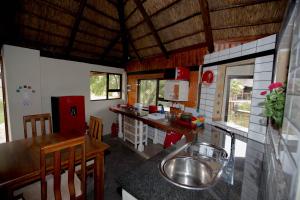 Kuchyň nebo kuchyňský kout v ubytování Inyameko BnB