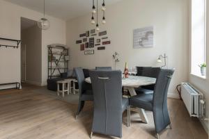 comedor con mesa y sillas en Cozy & Bright Apartment, en Amberes