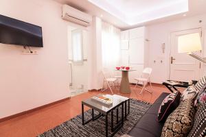 A television and/or entertainment centre at Old Town, City Center Apartment Premium with PARKING
