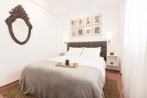 A bed or beds in a room at Old Town, City Center Apartment Premium with PARKING