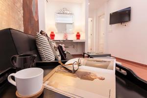 A television and/or entertainment centre at Old Town, City Center Apartment Premium with PARKING