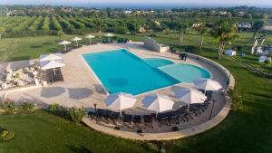 an overhead view of a swimming pool with umbrellas at Casal Sikelio in Cassibile