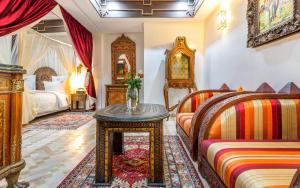 a living room filled with furniture and a large mirror at Hotel & Ryad Art Place Marrakech in Marrakech