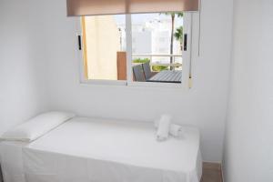 デニアにあるAtico Paraiso 2 Els Molins AT3203の鏡付きの部屋の白いベッド1台