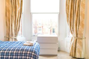 ロンドンにあるAccess Little Veniceのベッドルーム(ベッド1台、窓付)