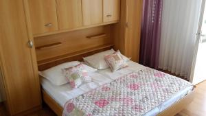 Postel nebo postele na pokoji v ubytování Guest house Fenix Brela + 26 fotografií