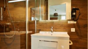a bathroom with a sink and a shower at Logis Hôtel La Chaize in Noirmoutier-en-l'lle