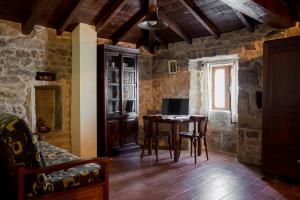 A television and/or entertainment centre at Casa Roan y Casa Grande