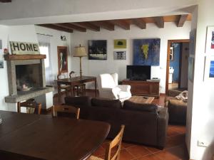een woonkamer met een bank en een tafel bij Podere di Costabella in Conegliano