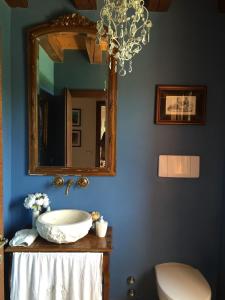 een badkamer met een wastafel en een spiegel bij Podere di Costabella in Conegliano