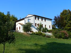 een wit huis bovenop een heuvel bij Podere di Costabella in Conegliano