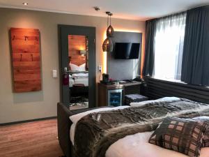 Ein Bett oder Betten in einem Zimmer der Unterkunft Romantisches Hotel Menzhausen