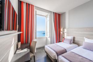 Postel nebo postele na pokoji v ubytování Hotel Le Saint Paul + 37 fotografií