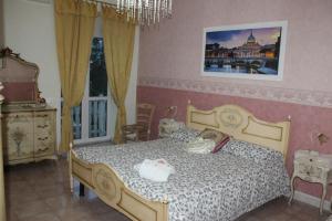 ローマにあるサン ピーターズ ゴールデン ルームスのベッドルーム1室(ベッド1台、シャンデリア付)