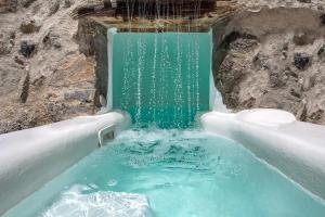Bazén v ubytování Dandy Cave Villa - Romantic Private & Luxurious - Waterfall Pool - Hot Tub -Up to 8 People nebo v jeho okolí