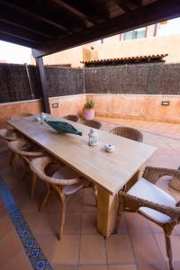 una mesa de madera y sillas en un patio en Tinajas - No Noise en Corralejo