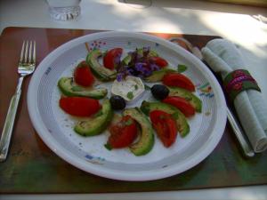 um prato de alimentos com legumes sobre uma mesa em Maison Iris em Villeneuve-lès-Montréal