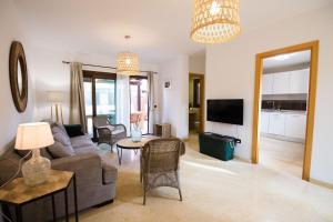 sala de estar con sofá y mesa en Tinajas - No Noise en Corralejo