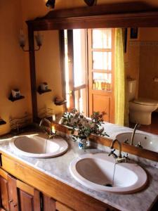 ウンケラにあるEl Retiroのバスルーム(洗面台2台、鏡付)