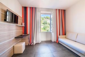TV a/nebo společenská místnost v ubytování Hotel Le Saint Paul