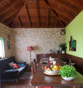 una mesa con un bol de fruta encima en La Sabana, en Buenavista de Abajo