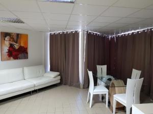 sala de estar con sofá, mesa y sillas en Hello Guyane- Le luxe au coeur de Cayenne, 8, en Cayenne