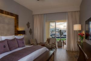 ein Schlafzimmer mit großem Bett und ein Wohnzimmer in der Unterkunft Pueblo Bonito Pacifica Golf & Spa Resort - All Inclusive - Adults Only in Cabo San Lucas + 90 Fotos