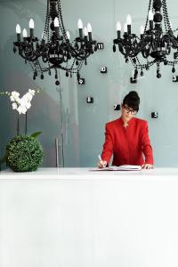 uma mulher sentada numa secretária a assinar um documento em Dormirdcine em Madrid