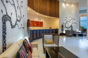sala de estar con sofá y mesa en Pueblo Bonito Pacifica Golf & Spa Resort - All Inclusive - Adults Only, en Cabo San Lucas