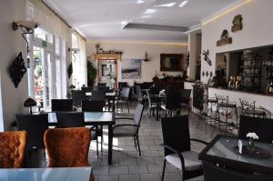 ein Restaurant mit Tischen und Stühlen in einem Raum in der Unterkunft Bryza in Łeba