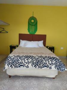 Una cama o camas en una habitación de Hostal Las Cruces