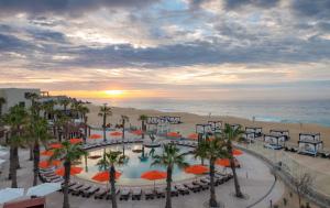 - une vue sur la piscine et la plage au coucher du soleil dans l'établissement Pueblo Bonito Pacifica Golf & Spa Resort - All Inclusive - Adults Only, à Cabo San Lucas