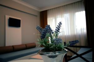 TV a/nebo společenská místnost v ubytování Two Seas Hotel