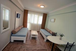 TV a/nebo společenská místnost v ubytování Two Seas Hotel