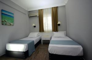 Postel nebo postele na pokoji v ubytování Two Seas Hotel