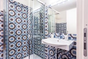 a bathroom with a sink and a shower at Garibaldi 13 in Turin
