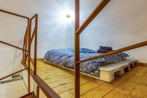 een slaapkamer met een stapelbed en een houten vloer bij Garibaldi 13 in Turijn