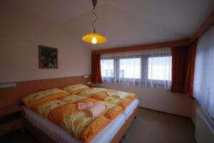 Un pat sau paturi într-o cameră la Penzion Růže