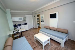 TV a/nebo společenská místnost v ubytování Two Seas Hotel